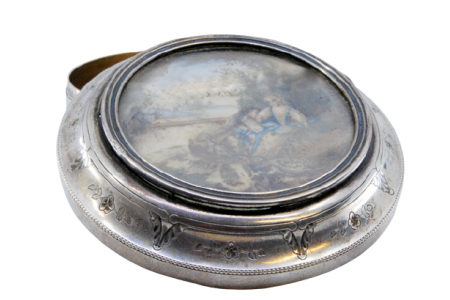 Guarda joias em prata com motivos vegetalistas e frisos gravados envolvendo cartela com cena galante na tampa basculante.